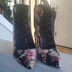 Floral Lace-Up Pointed Toe High Heels - Black Floral